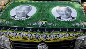 Conservarán cuerpo de Mandela una semana más