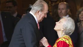 Poniatowska recibe Premio Cervantes; "soy una reportera", dice