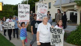 EU: protestan activistas en rechazo a exoneración de policía que mató a mexicano