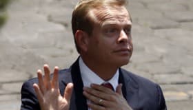 En 2014, Escobar aprobó la ley que ahora lo hunde