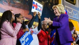 Hillary Clinton propone facilitar la obtención de la ciudadanía para los inmigrantes