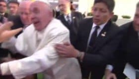 "No seas egoísta": el Papa regaña a joven que casi lo tira en Morelia (Video)