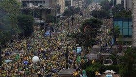 ...Y miles de personas protestan contra el gobierno en Brasil
