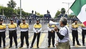 Y con el Informe, llegan las protestas a San Lázaro (Fotos)