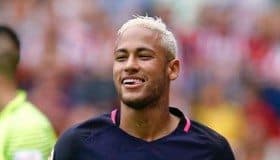 Sale caro a aficionado el botellazo a Neymar en Mestalla