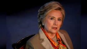 A medio año de la derrota en elección, Clinton reparte culpas