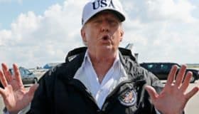 Trump insiste en la construcción del muro en su visita a víctimas de "Irma"