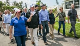 Trump visita el desastre causado por Irma