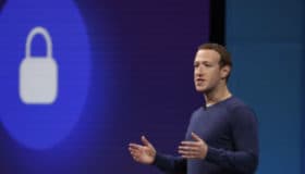 Facebook recibe la primera multa debido a 'Cambridge Analytica' por tan solo 500, 000 libras