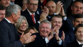 Dan emotiva bienvenida a Alex Ferguson en Old Trafford (Video)