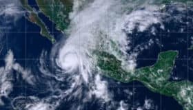 Huracán "Willa" se debilita a categoría 4; suspenden clases en todo Nayarit y 9 municipios de Jalisco