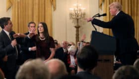 Casa Blanca desestima demanda de CNN por retiro de credencial de periodista