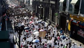 Aristegui en Vivo 06/03/20: Megamarcha en Puebla; espionaje en Senado; caso Abril y más