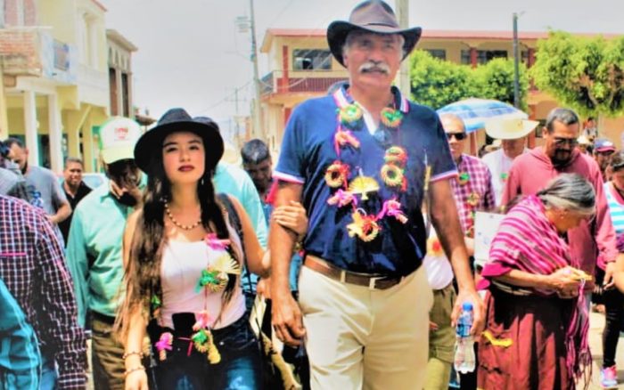 Candidata de Morena se promueve como "viuda de Mireles"; la critican en redes