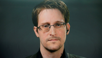 Snowden jura lealtad a Rusia y recibe pasaporte