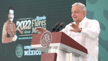 "Mucho ayuda el que no estorba", revira AMLO a oposición sobre amago de "moratoria constitucional"
