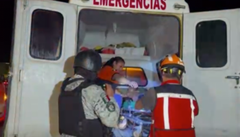 Rescatan a un centenar de migrantes en tráiler abandonado en Veracruz