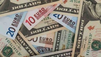 El euro volvió a caer por debajo del dólar, aunque recuperó la paridad