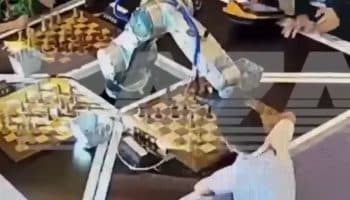 Robot rompe el dedo de un niño durante partida de ajedrez | Video