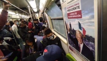 Difunden imagen de AMLO en el Metro de la CDMX para invitar a marcha del 27