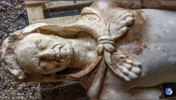 Un Hércules de mármol y cabeza de león emerge de alcantarilla en Roma