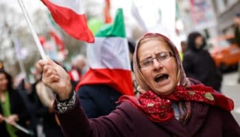 Irán expulsará a mujeres por no usar hiyab en escuelas