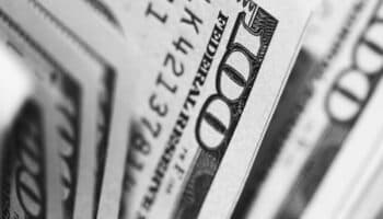 Dólar se dispara para alcanzar mejor nivel en 10 meses