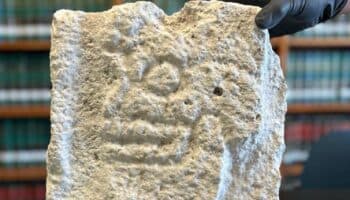 Alemania restituye a México un relieve tallado en roca