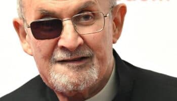 “Ha sido un año difícil, pero estoy muy contento de estar de vuelta": Salman Rushdie