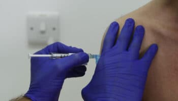 Se necesitan vacunas 'actualizadas' para los meses complicados: médico | Entérate
