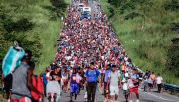 AMLO acusa a traficantes de personas de organizar caravanas migrantes