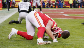 NFL: Jefes y Vaqueros alargan su crisis de cara a playoffs