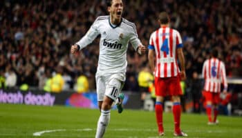 ¡Saca Mesut Özil la tarjeta azul al Atlético de Madrid! | Tuit