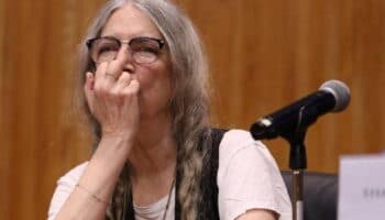 Patti Smith pide a los jóvenes “sean conscientes, edúquense y enójense”