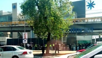 Empleados de Interjet cierran paso a Terminal 1 del AICM