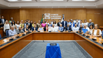El PAN firma 17 compromisos para defender 'la vida y la familia' con Gálvez como gran ausente