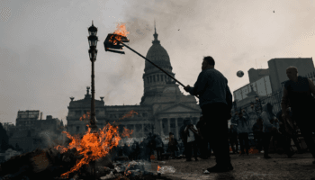 El Gobierno de Milei tacha las protestas frente a Senado de "sedición" y "golpe de Estado" | Videos de protestas