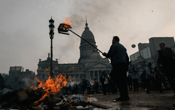 El Gobierno de Milei tacha las protestas frente a Senado de "sedición" y "golpe de Estado" | Videos de protestas