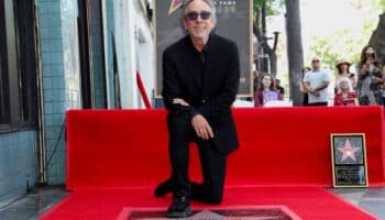 Tim Burton recibe su estrella en el Paseo de la Fama de Hollywood
