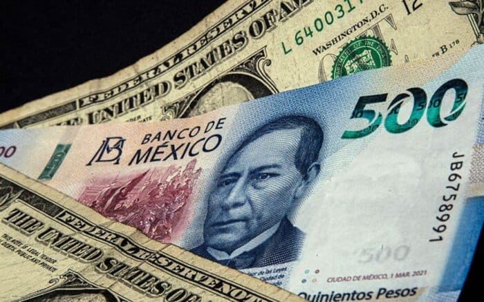 Dólar baja de 17 pesos y Sheinbaum lo atribuye a confianza en México