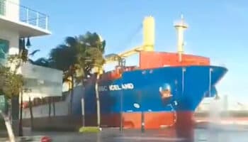 Norte 'desamarra' a buque y choca contra el malecón en Veracruz