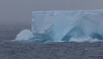 Se va de 'paseo' el iceberg más grande y antiguo del mundo | Video