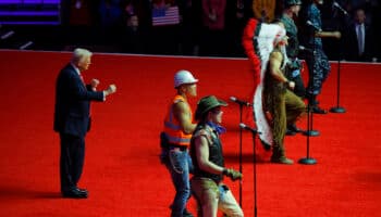 Trump baila 'Y.M.C.A' junto a los Village People en mitin previo a investidura | Video
