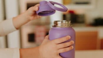 ¿Estás lavando bien tu termo? Este error común puede enfermarte