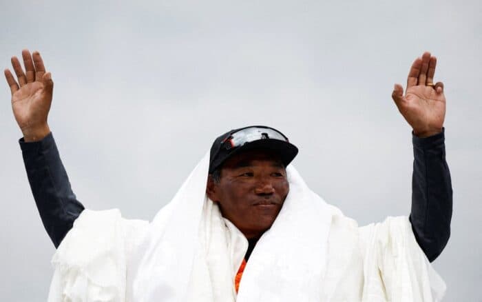 Rompe Kami Rita su propio récord de más cumbres en el Everest | Video