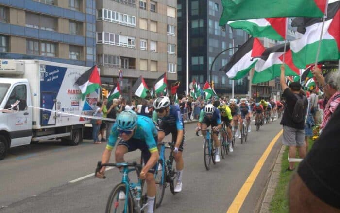 La Vuelta a España 2025: Activistas intentan boicotear salida de la Etapa 6 | Video