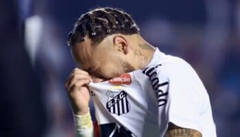 Neymar da explicaciones a radicales de Santos por malos resultados | Video