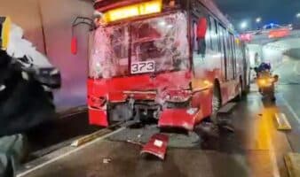 CDMX | Choque entre dos unidades del Metrobús deja doce lesionados