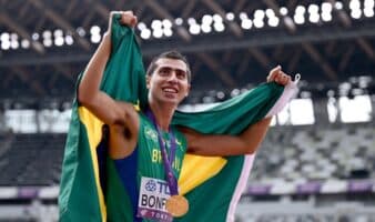 Pierde y recupera campeón mundial de marcha su anillo de boda | Video