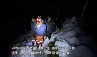 Tormenta deja un muerto y cientos de atrapados en el Everest | Video